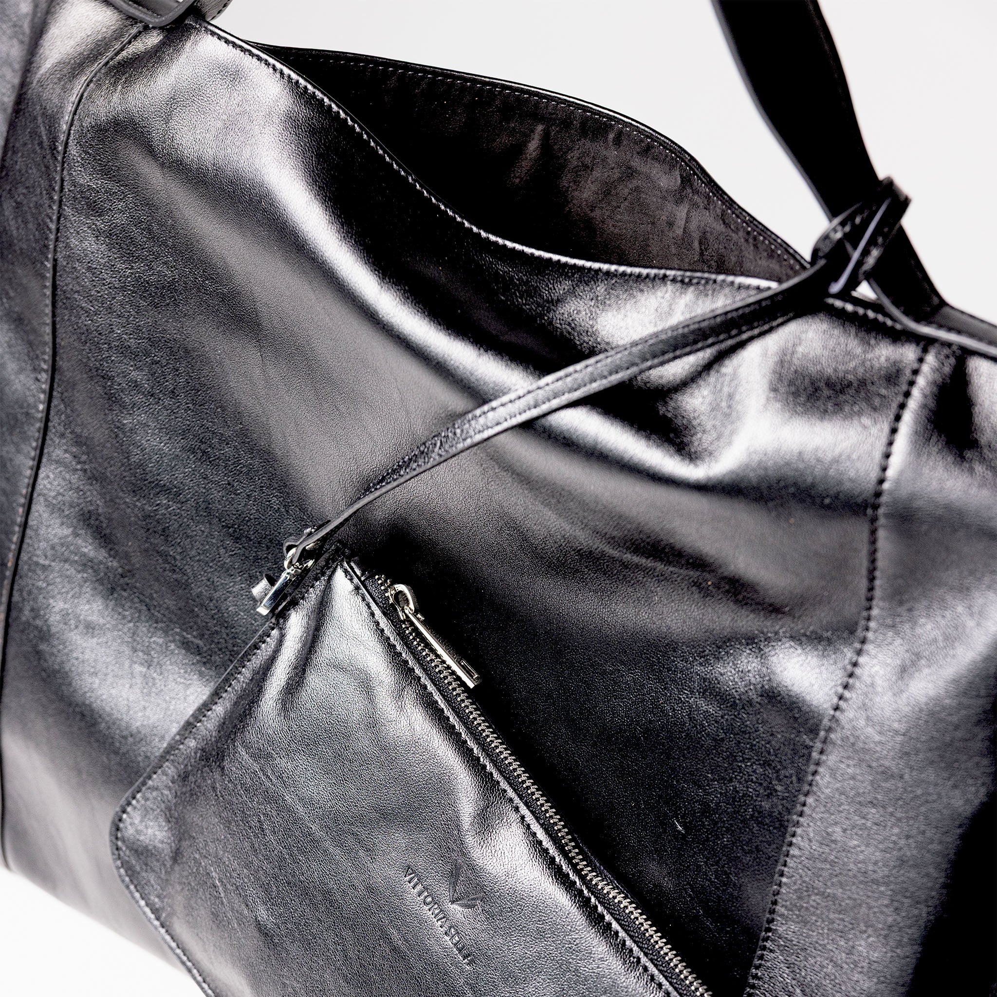 Vittoria Sella Fedra Maxi Bag – smooth black Italian calfskin – close detail of zip organizer and leather interior, handcrafted in Veneto Italy