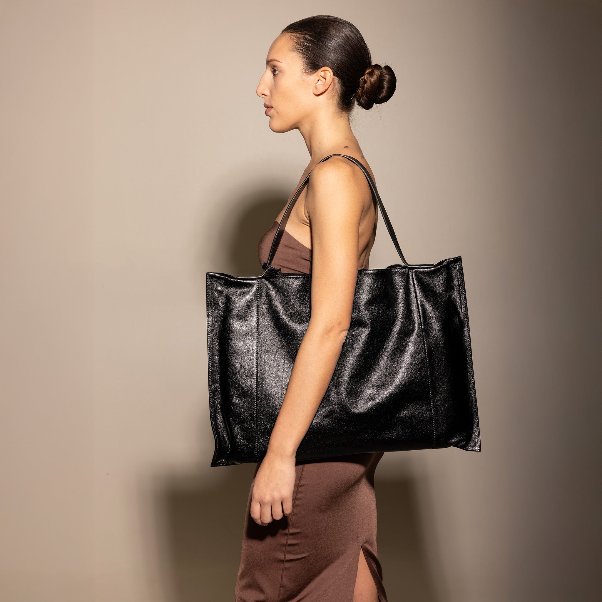 Vittoria Sella Fedra Maxi Bag – smooth black Italian calfskin – worn on shoulder, full-length model side profile, Italian leather bag Veneto