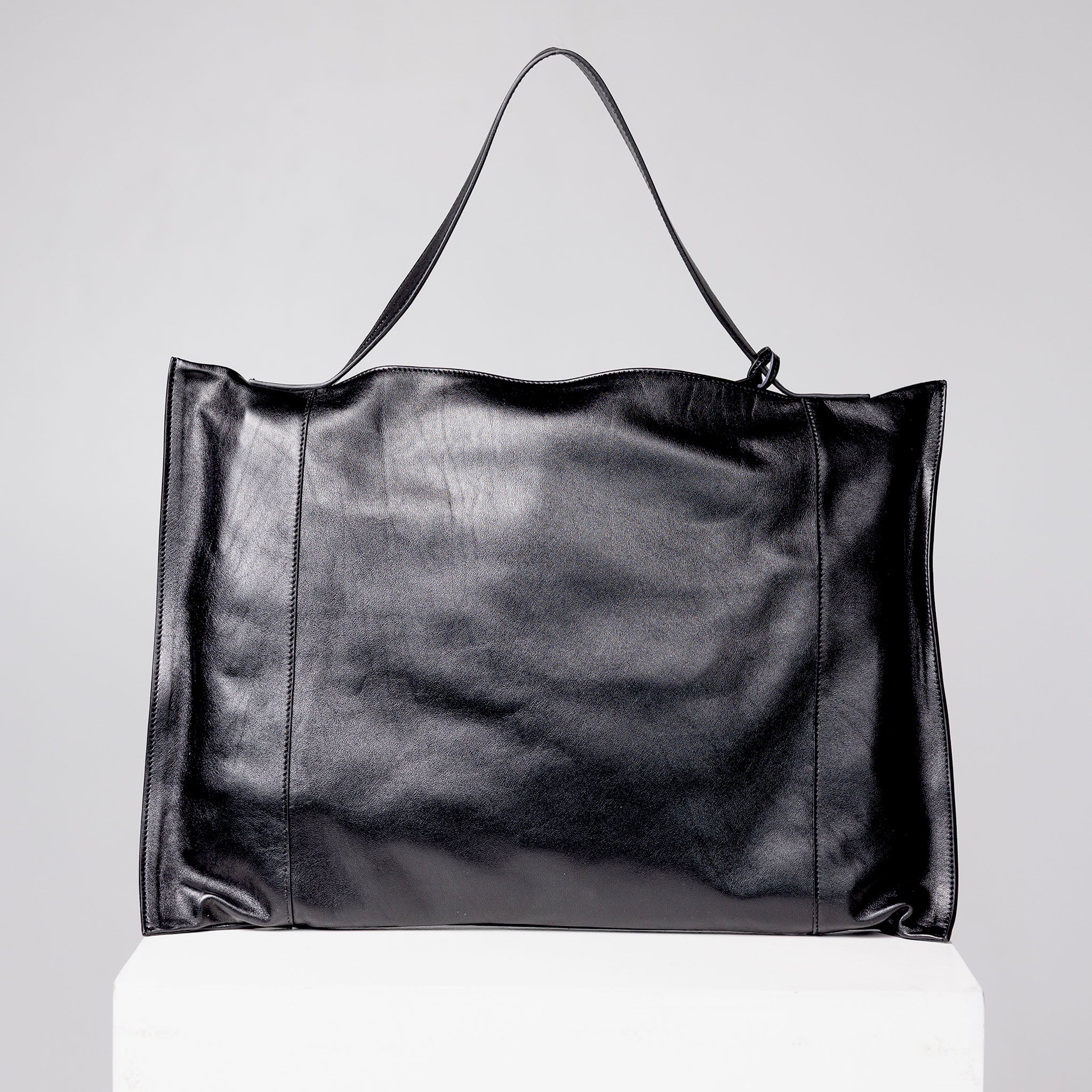 Vittoria Sella Fedra Maxi Bag – smooth black Italian calfskin – flat front product view, Italian leather bag handcrafted in Veneto Italy