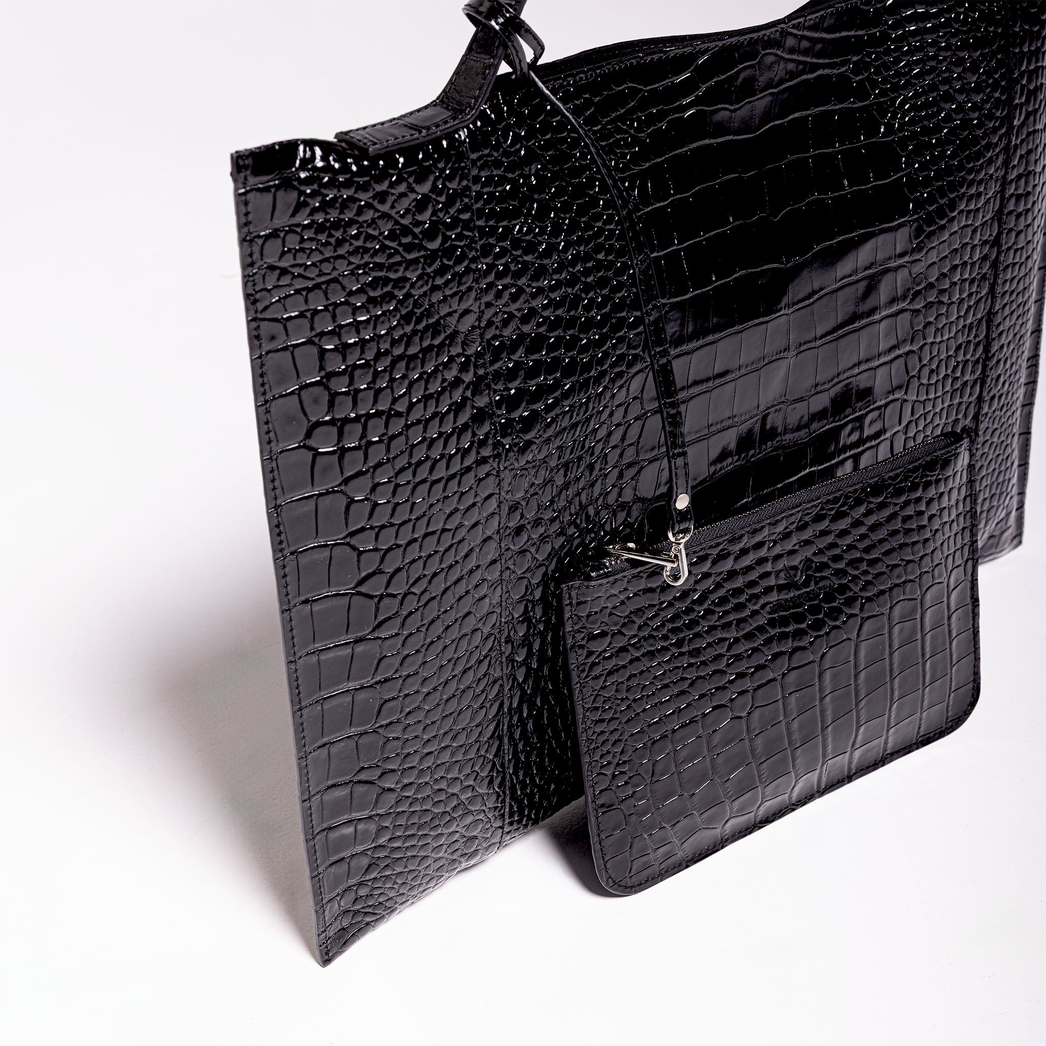 Vittoria Sella Fedra Maxi Bag – black croc-embossed calfskin – side profile with leather organizer and silver zip detail, handcrafted in Veneto Italy