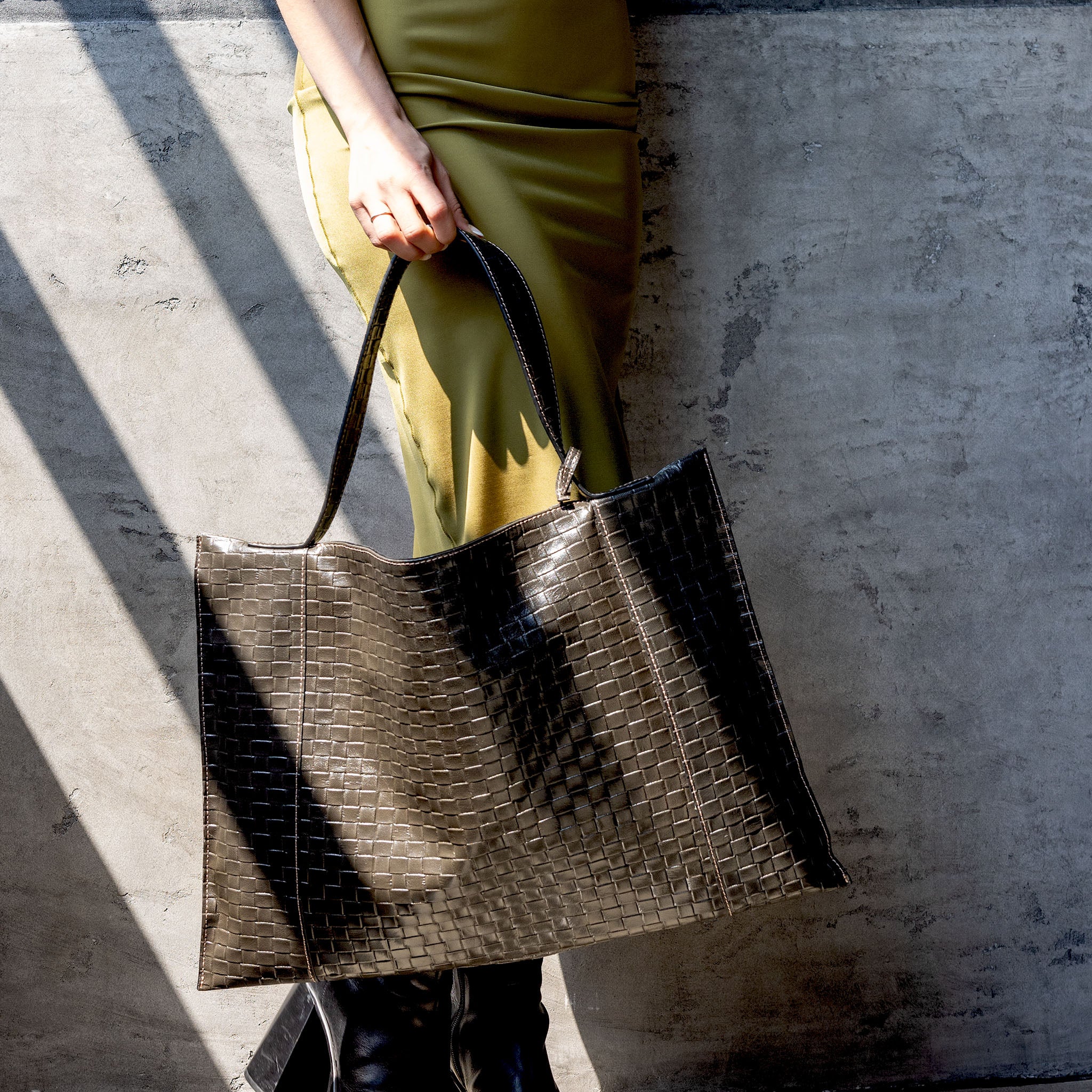 Fedra Maxi Bag Graphite Weave Woven Embossed