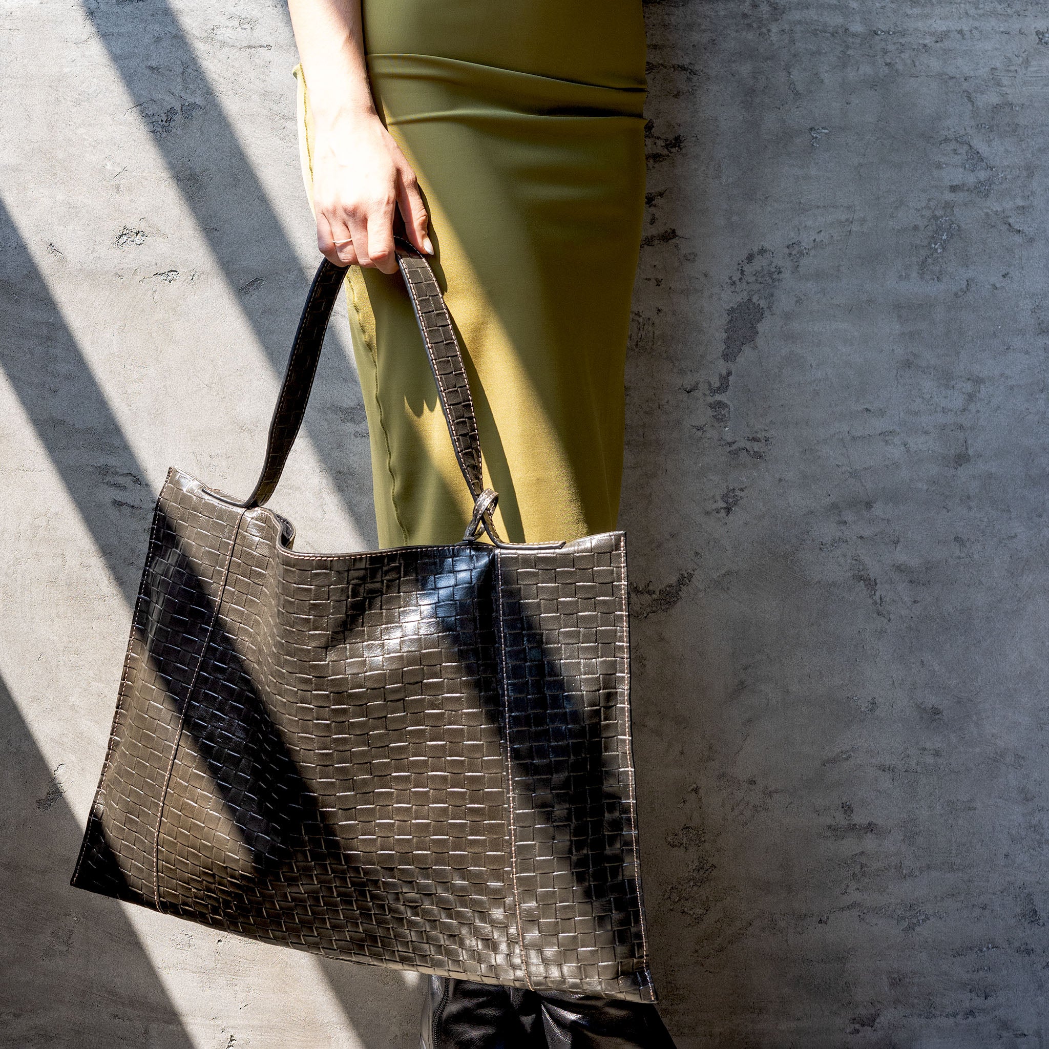 Fedra Maxi Bag Graphite Weave Woven Embossed
