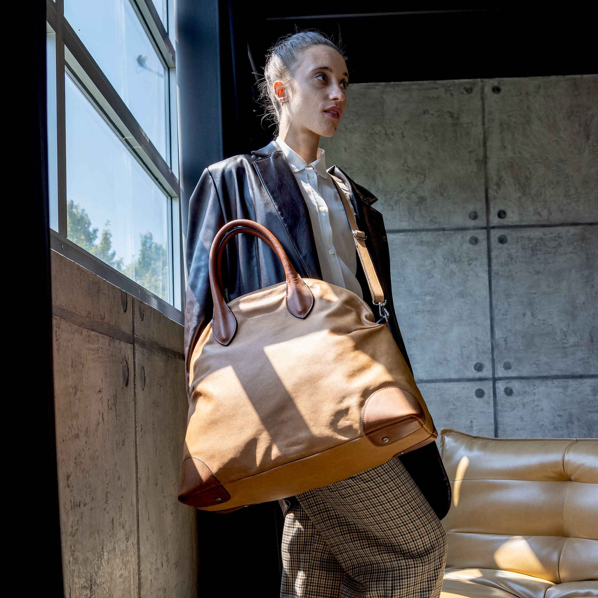 Vesta Maxi Tote Caramel & Bourbon worn