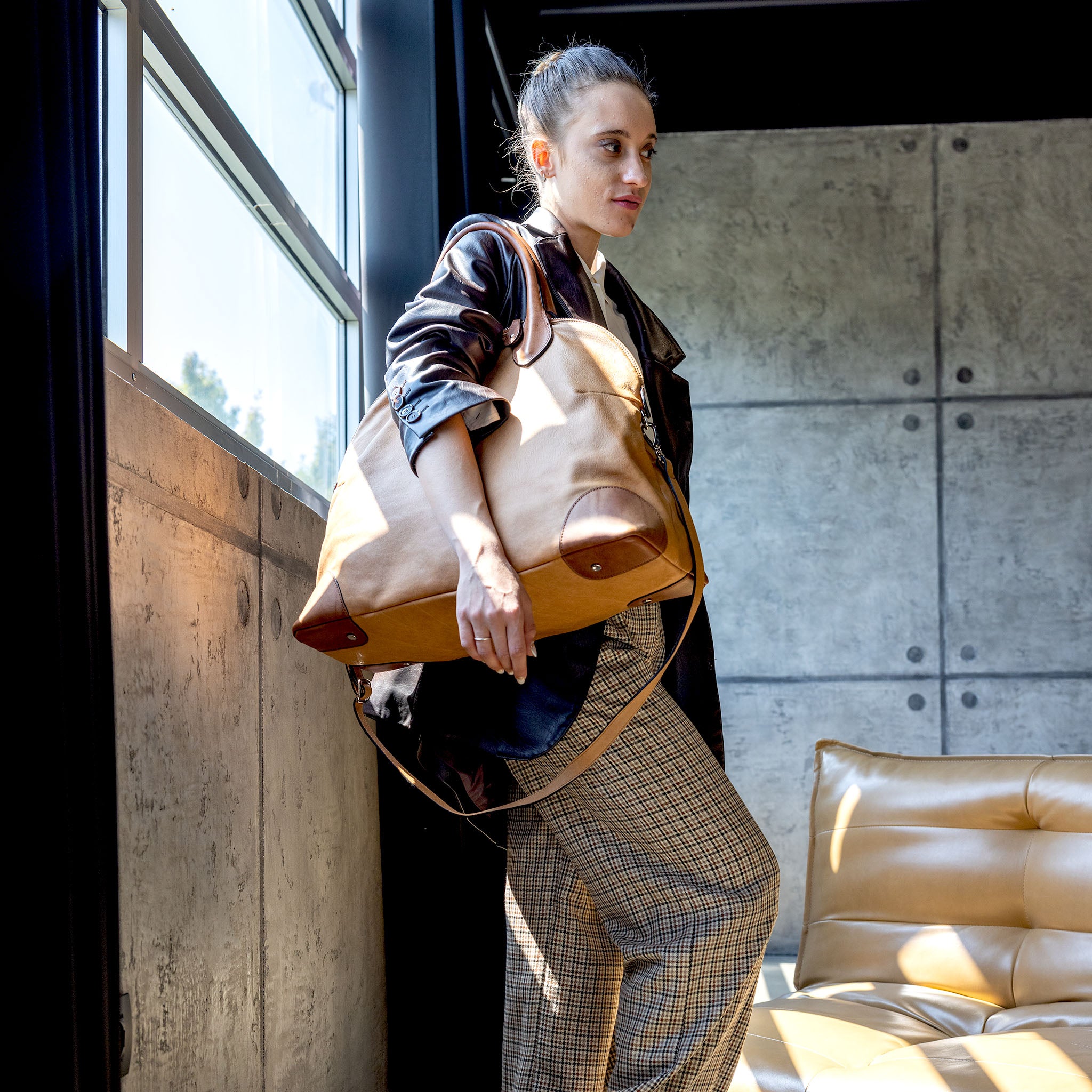 Vesta Maxi Tote Caramel & Bourbon worn