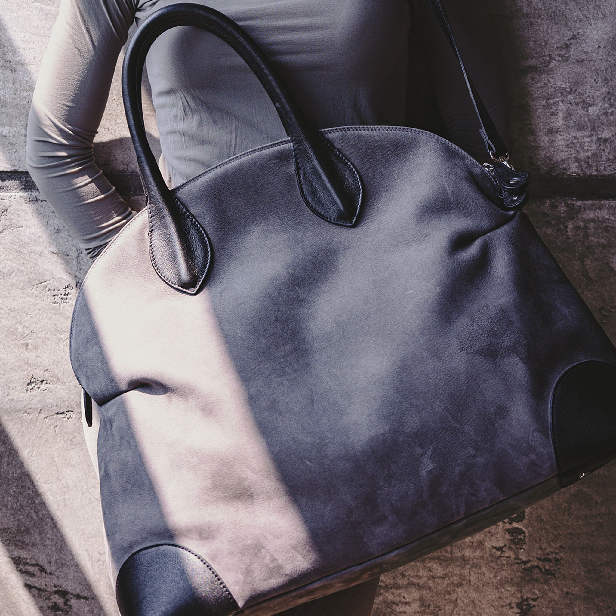 Vesta Maxi Tote Cloudstone & Black worn