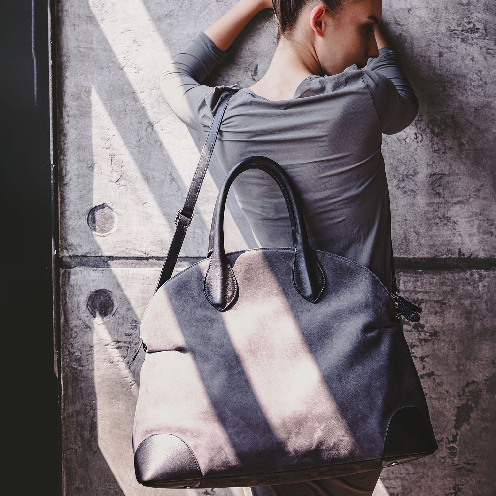 Vesta Maxi Tote Cloudstone & Black worn