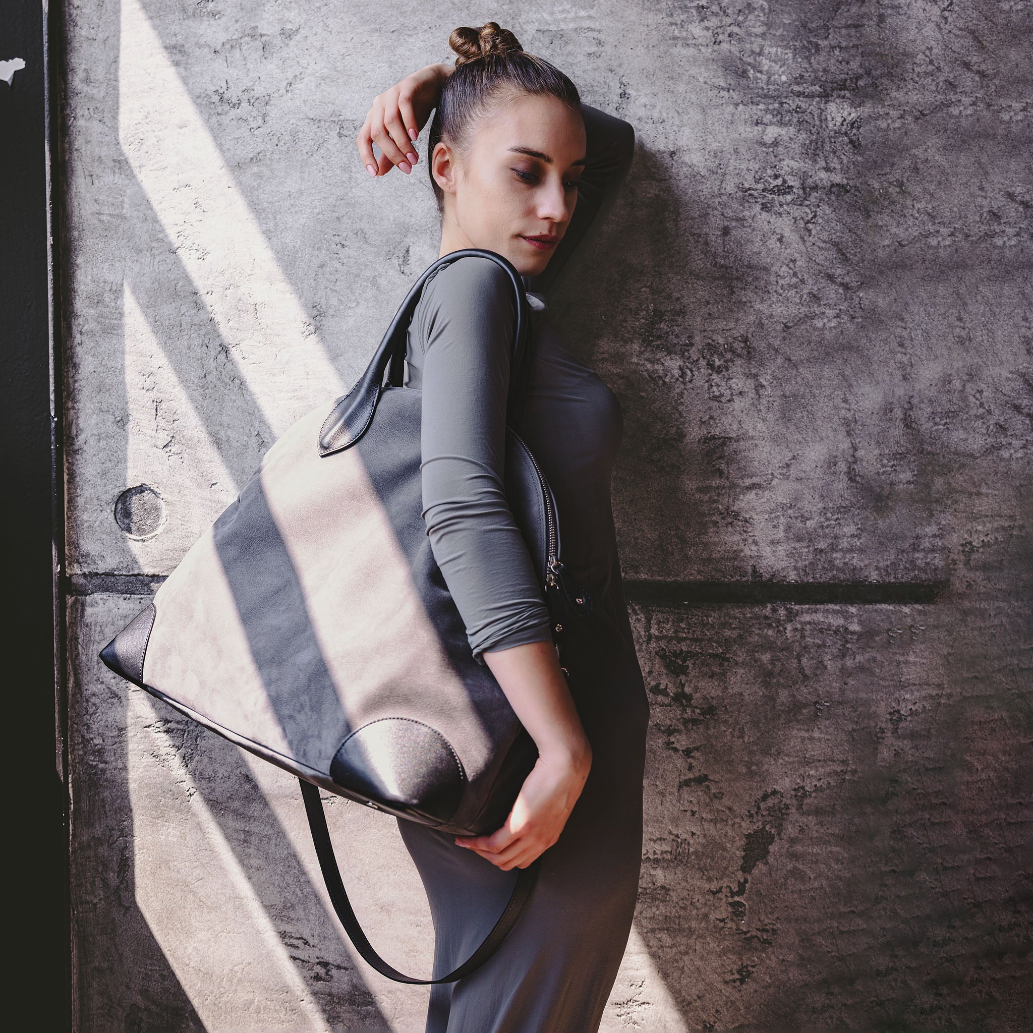 Vesta Maxi Tote Cloudstone & Black worn