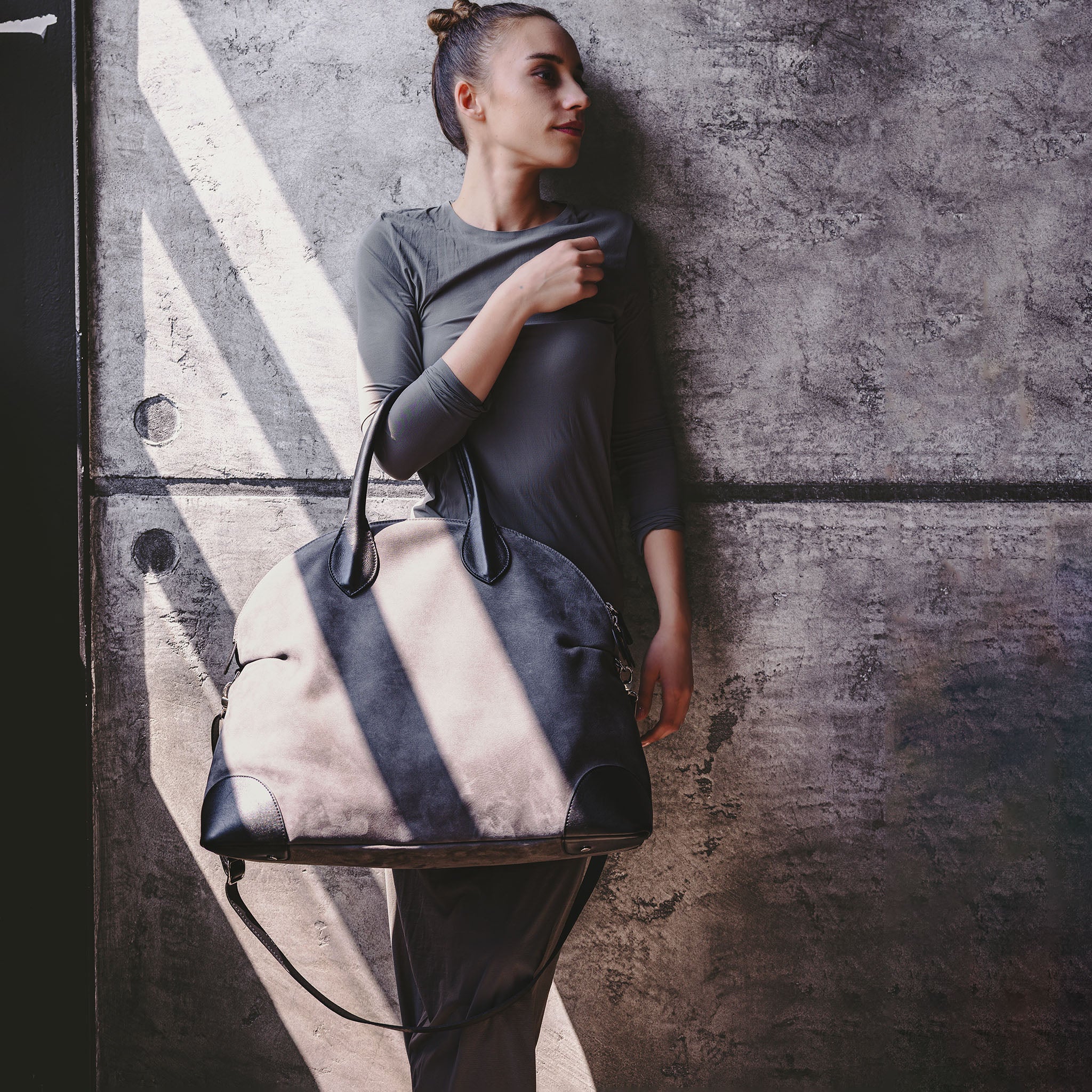 Vesta Maxi Tote Cloudstone & Black worn