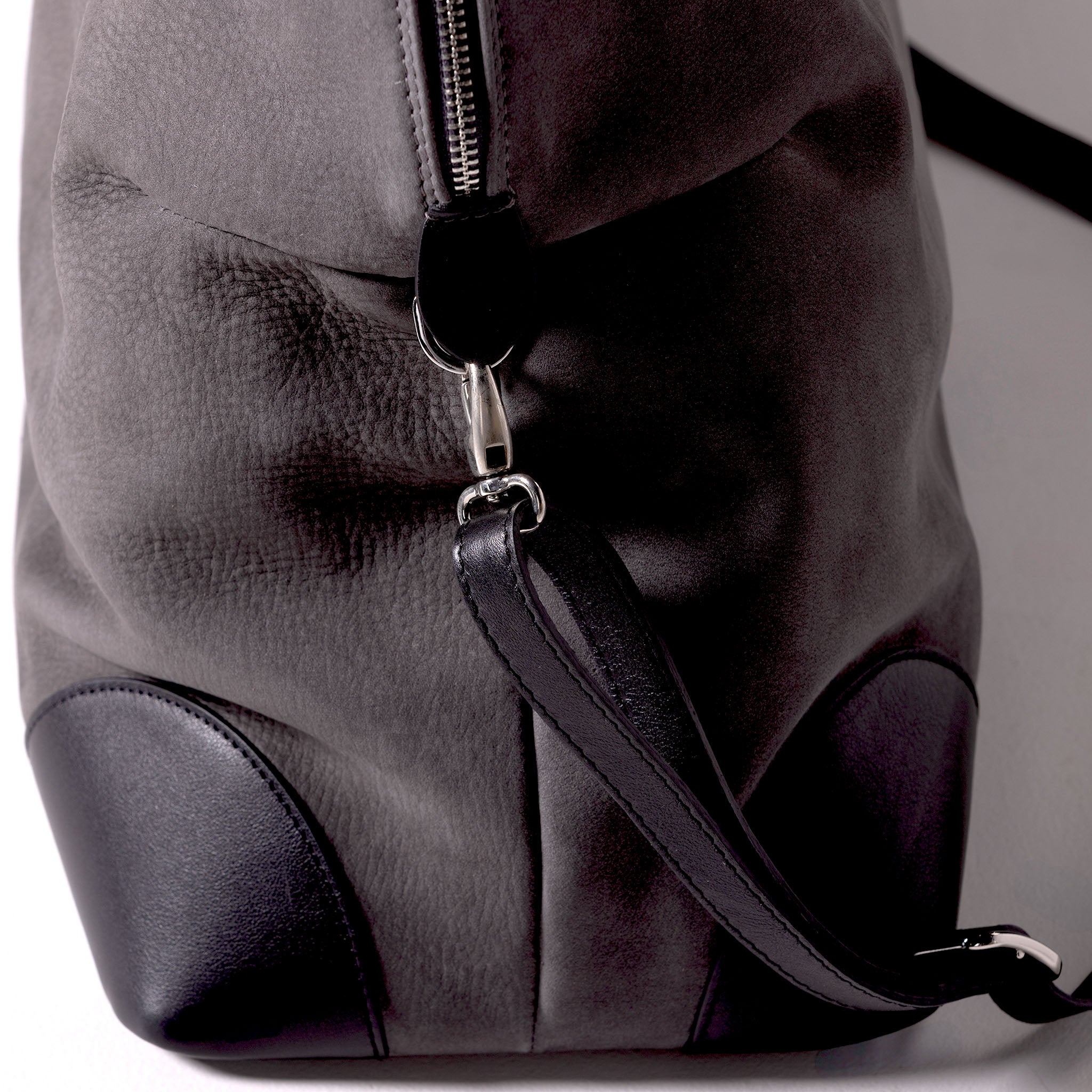 Vesta Maxi Tote Cloudstone & Black handle detail
