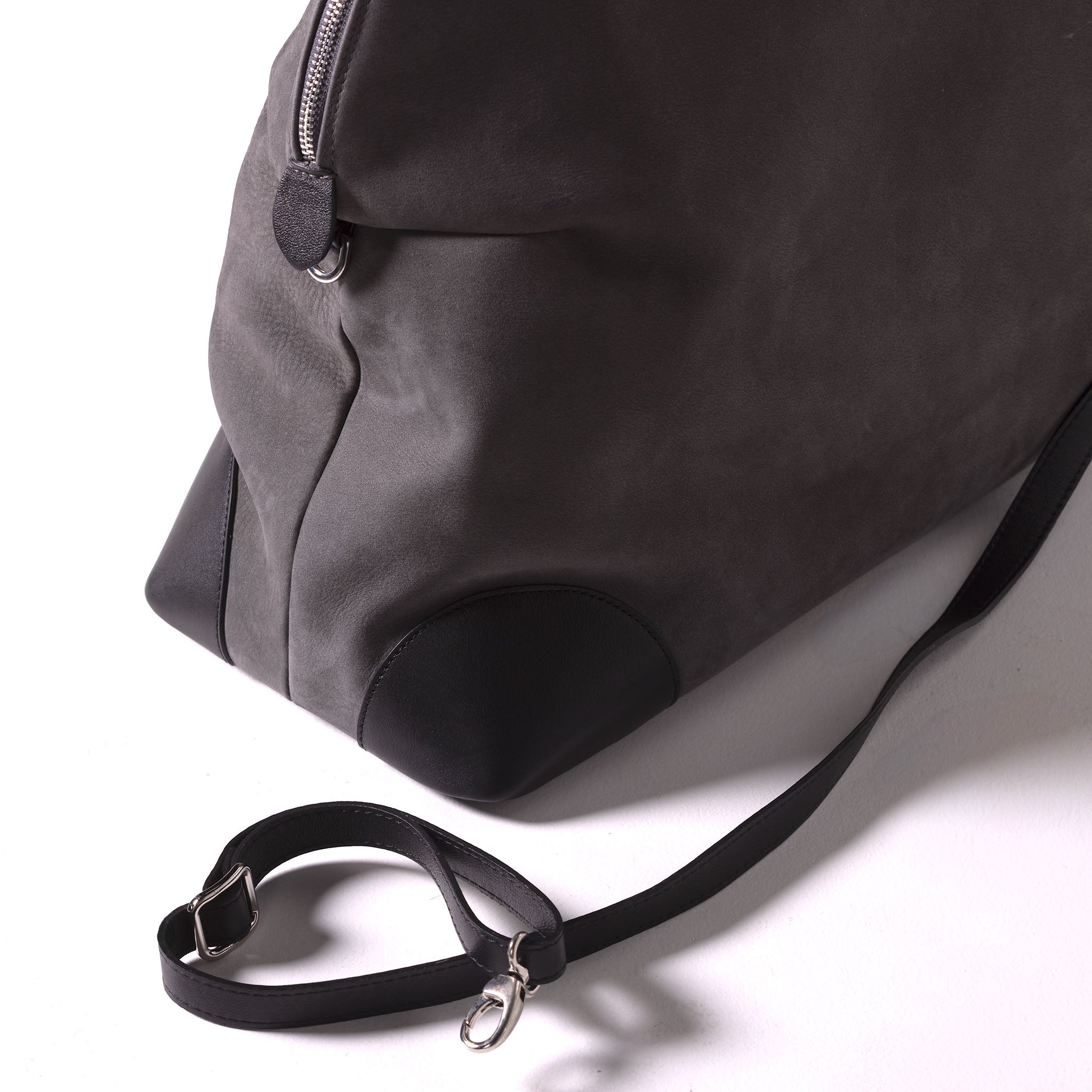 Vesta Maxi Tote Cloudstone & Black handle detail