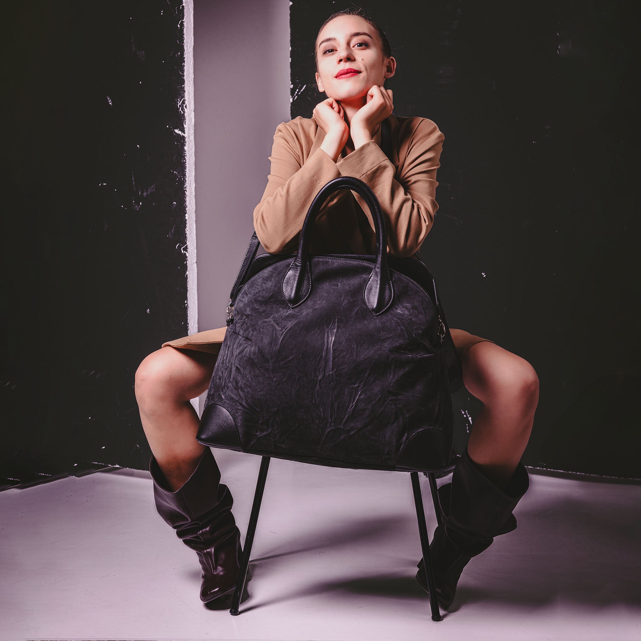 Vesta Maxi Tote Ebony worn in black nubuck-effect leather with contrasting textures