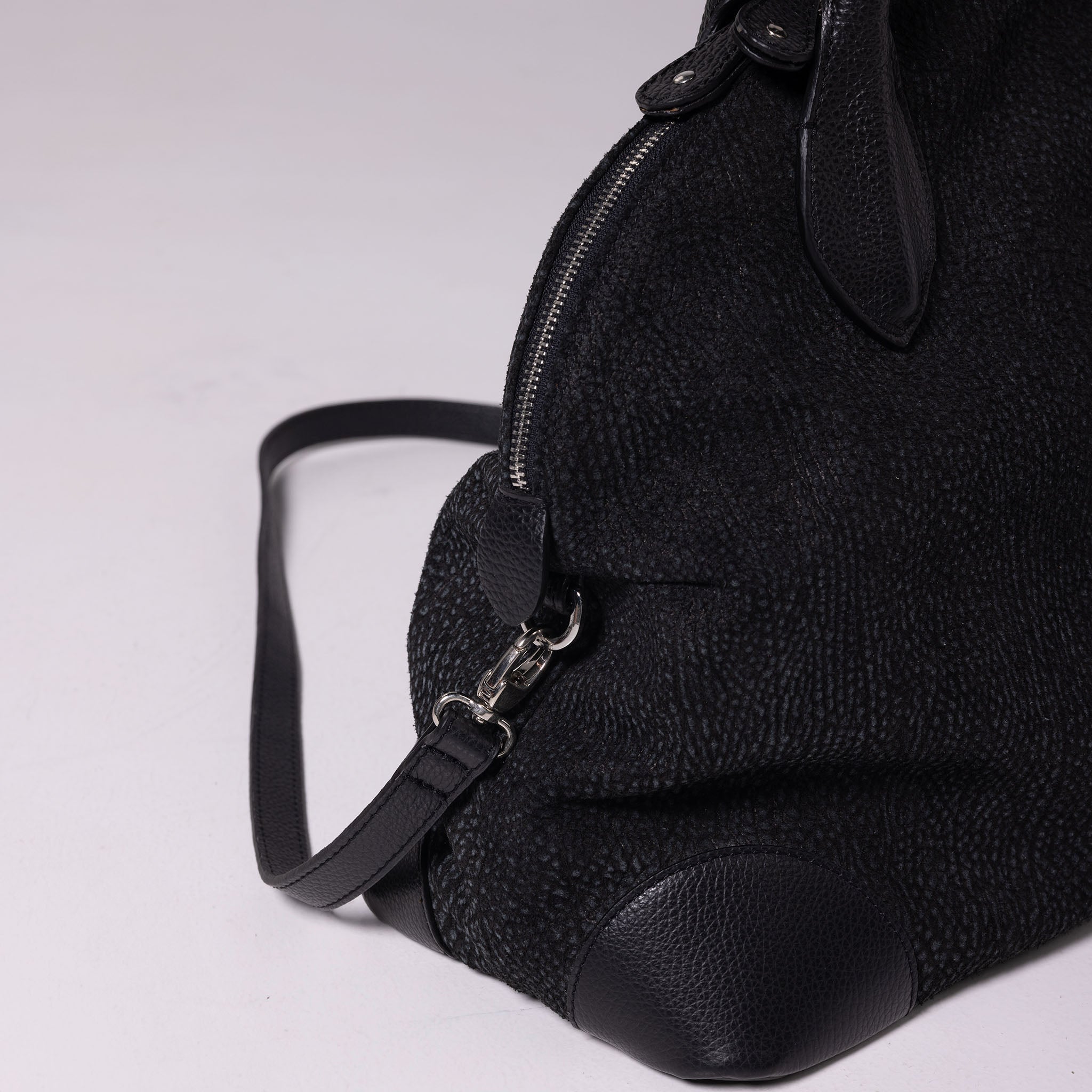 Vesta Tote Black Dotted side view in black cowhide leather with dotted-effect finish