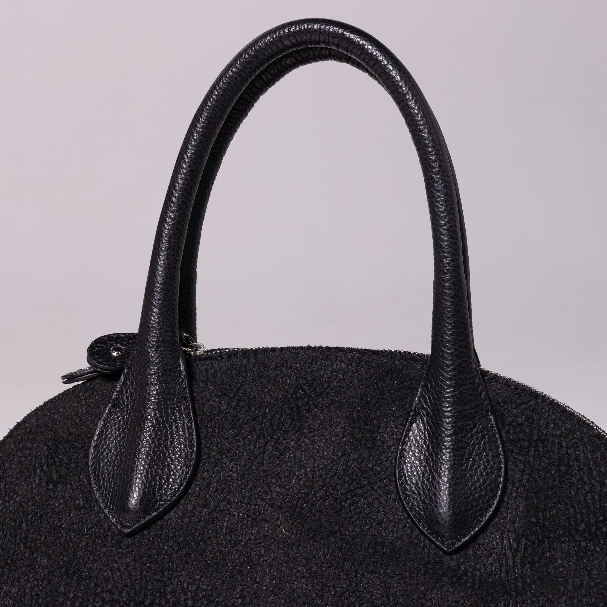 Vesta Tote Black Dotted in black cowhide leather with dotted-effect finish. Detail