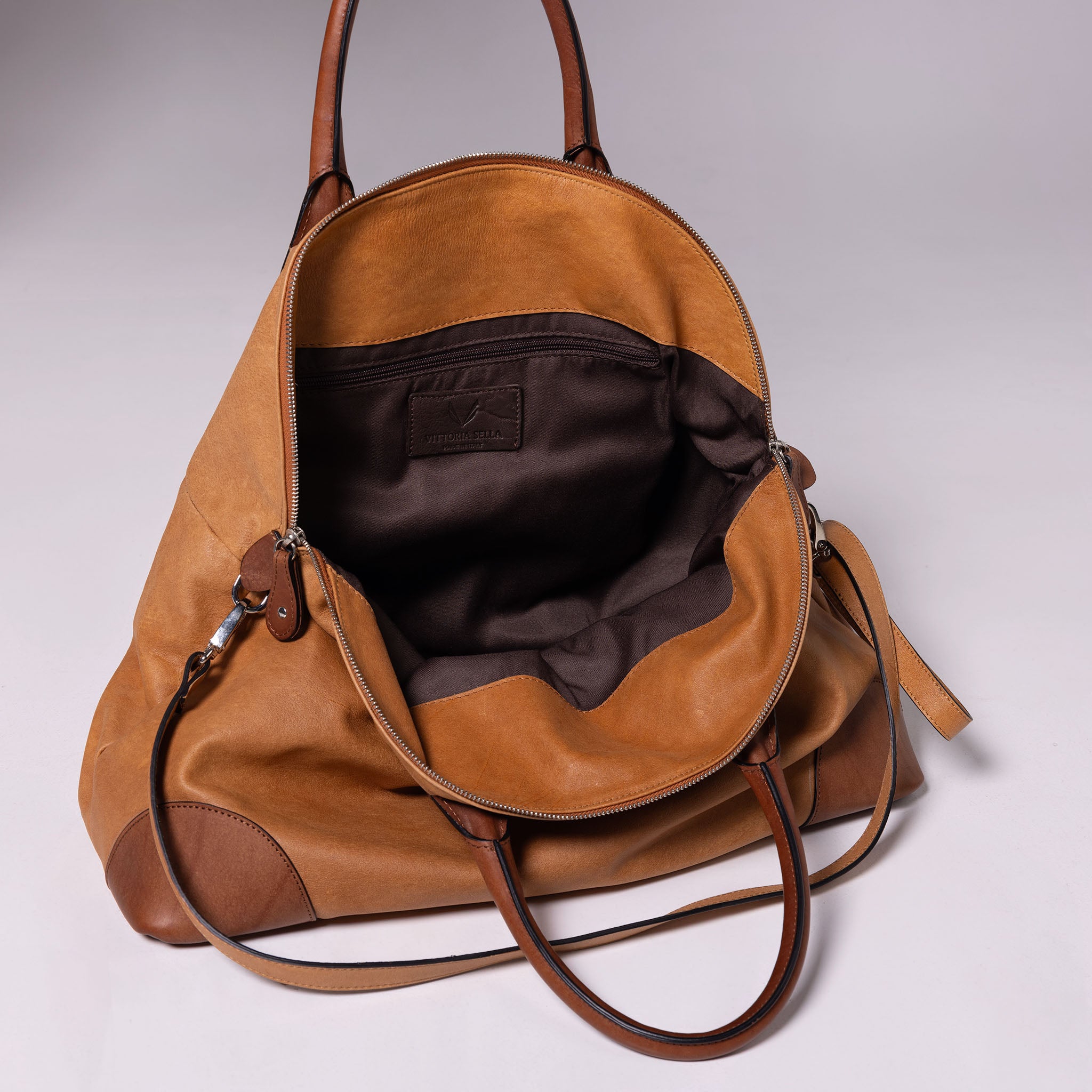 Vesta Maxi Tote Caramel & Bourbon interior with logo cotton lining
