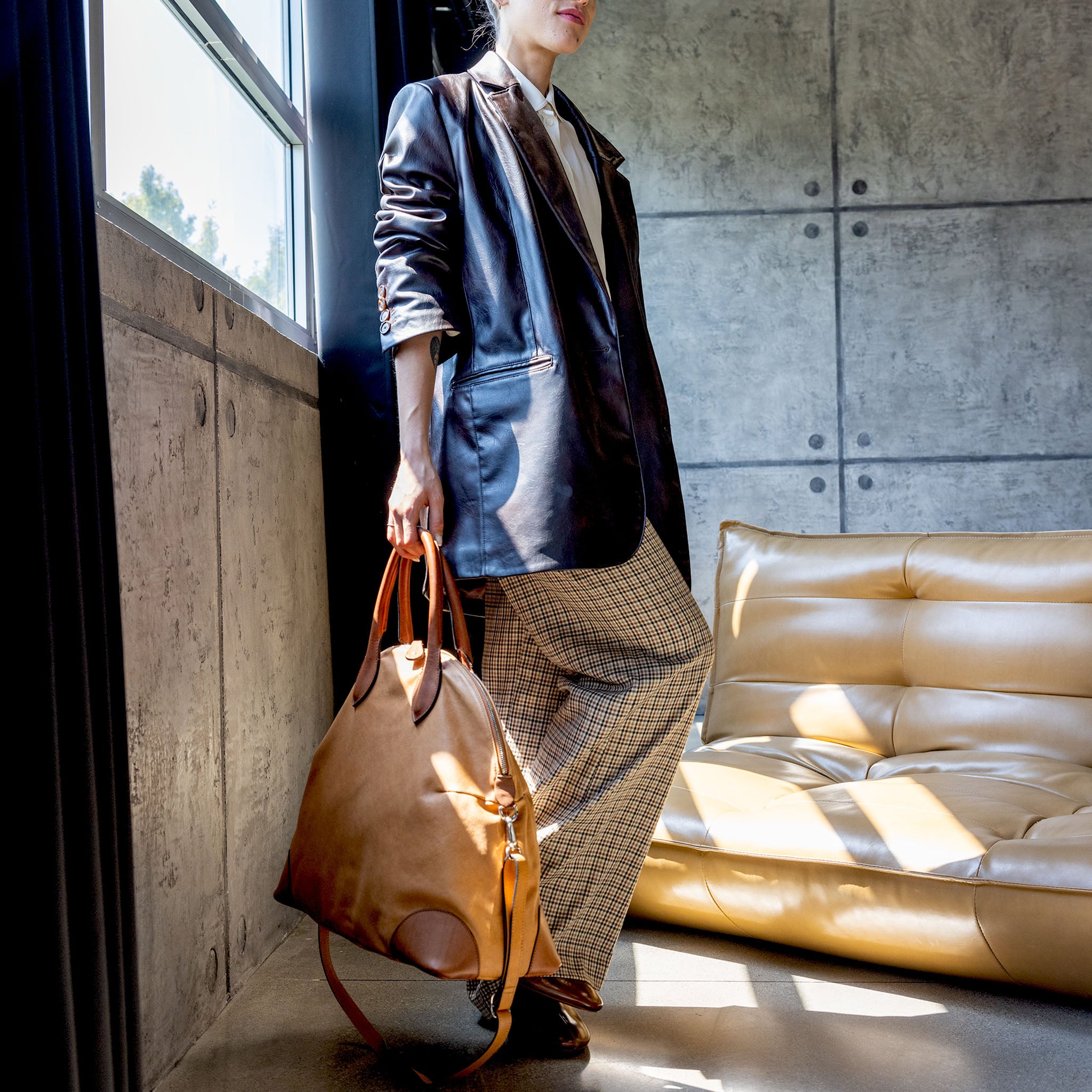 Vesta Maxi Tote Caramel & Bourbon worn