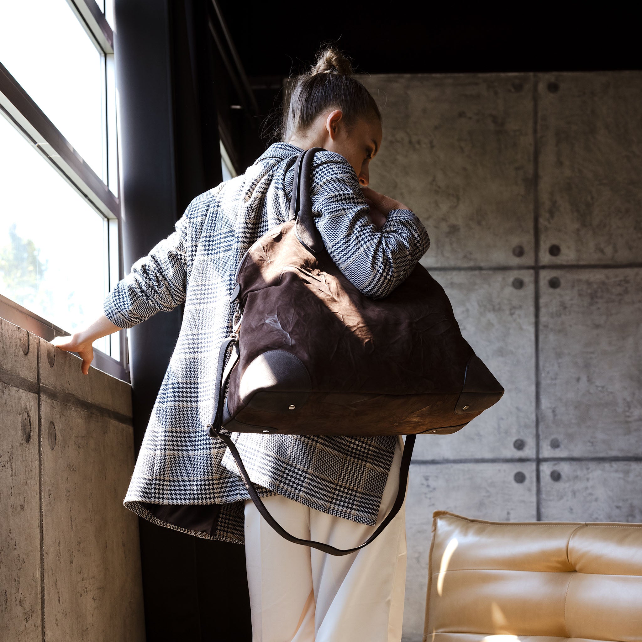 Vesta Maxi Tote Chestnut worn in brown nubuck-finish calfskin with contrasting textures