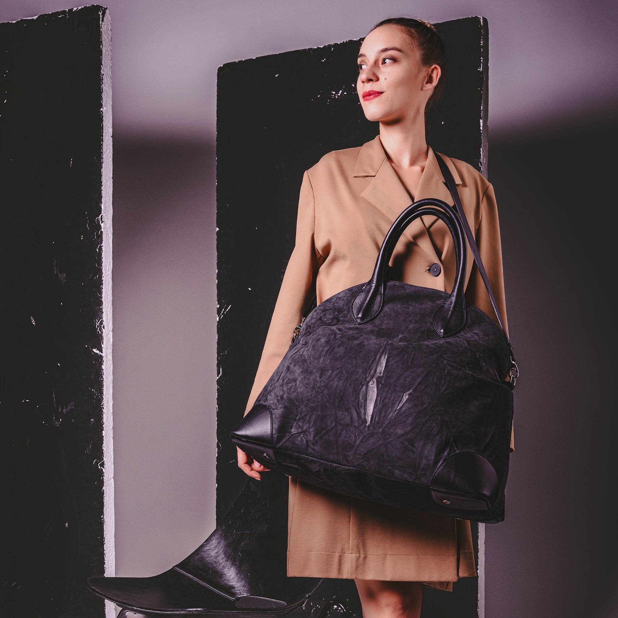 Vesta Maxi Tote Ebony worn in black nubuck-effect leather with contrasting textures