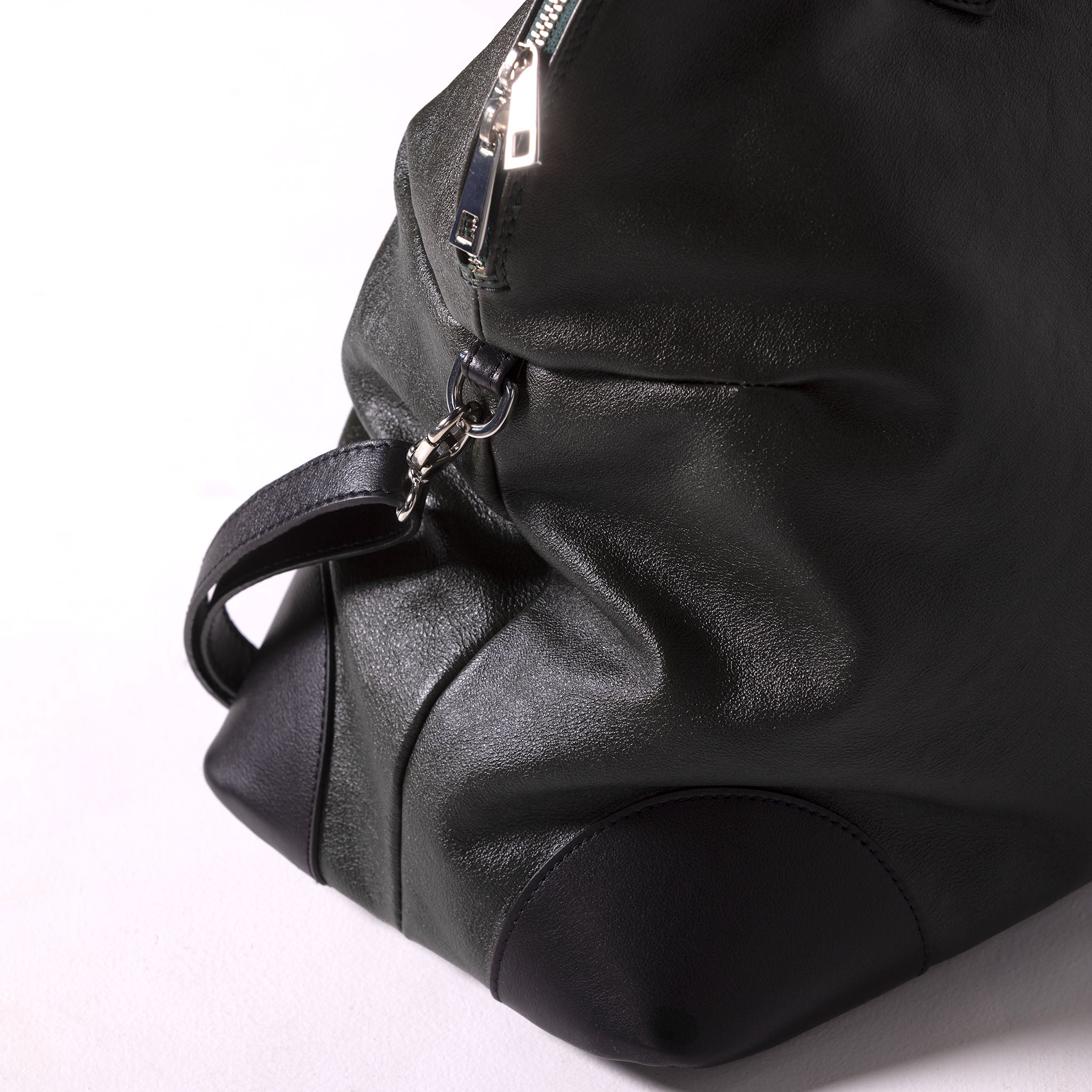 Vesta Maxi Tote Rainforest & Black handle detail