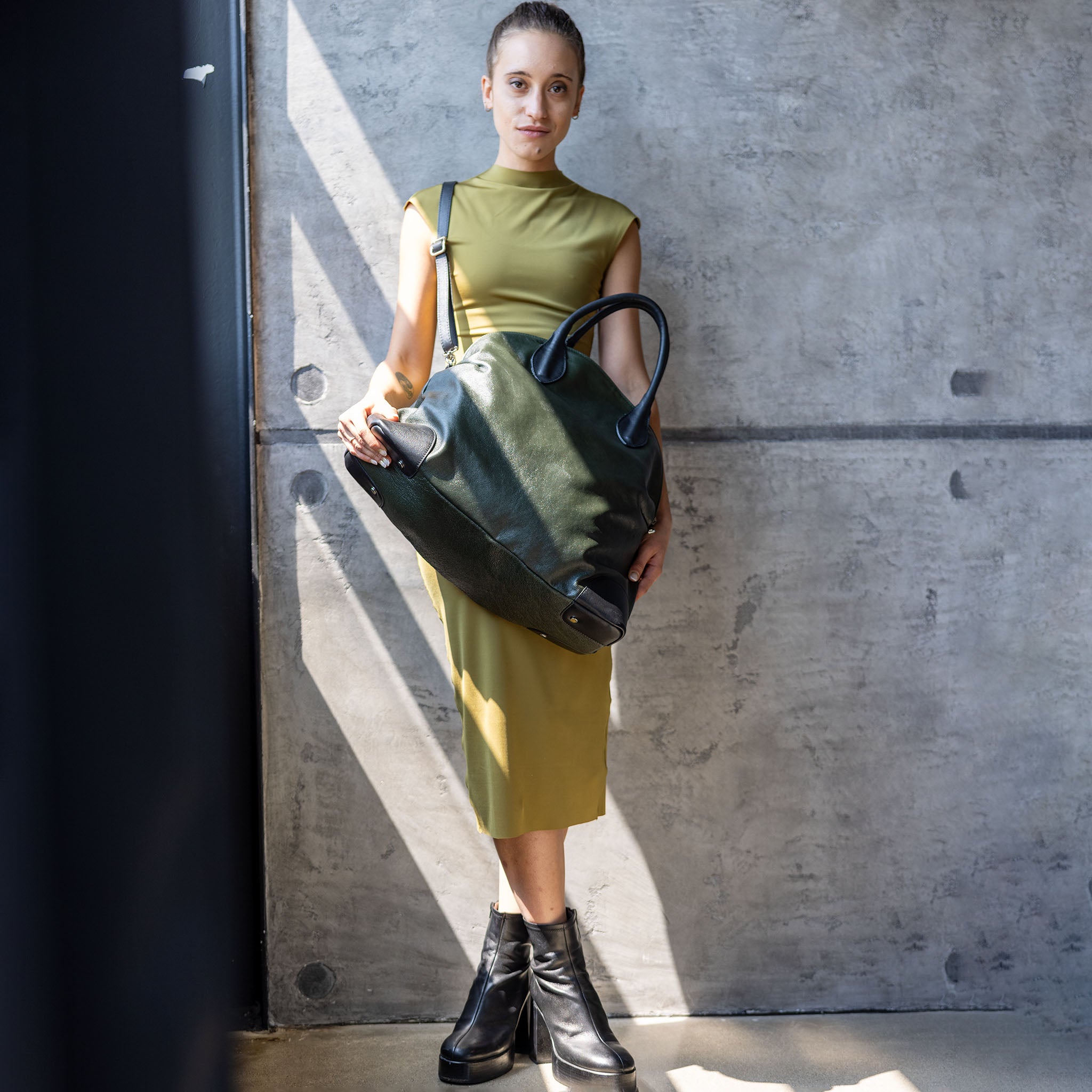 Vesta Maxi Tote Rainforest & Black worn