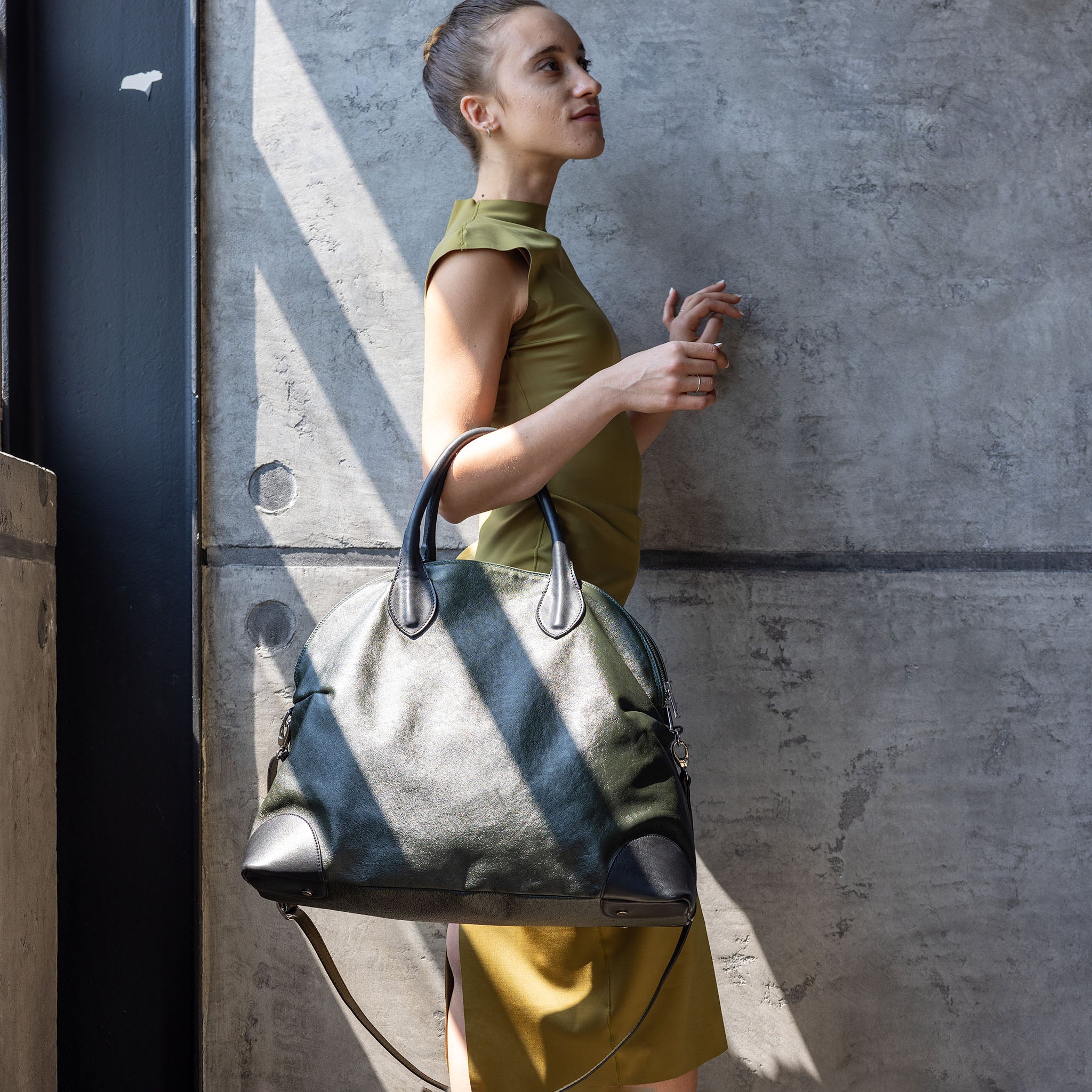 Vesta Maxi Tote Rainforest & Black worn